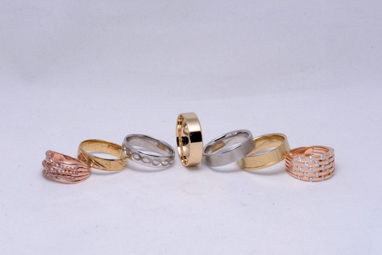 ¿Qué aleaciones se usan para modificar el color del oro?