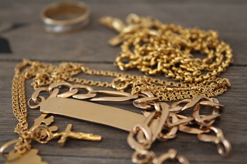 ¿Es lo mismo chapa de oro que baño de oro?