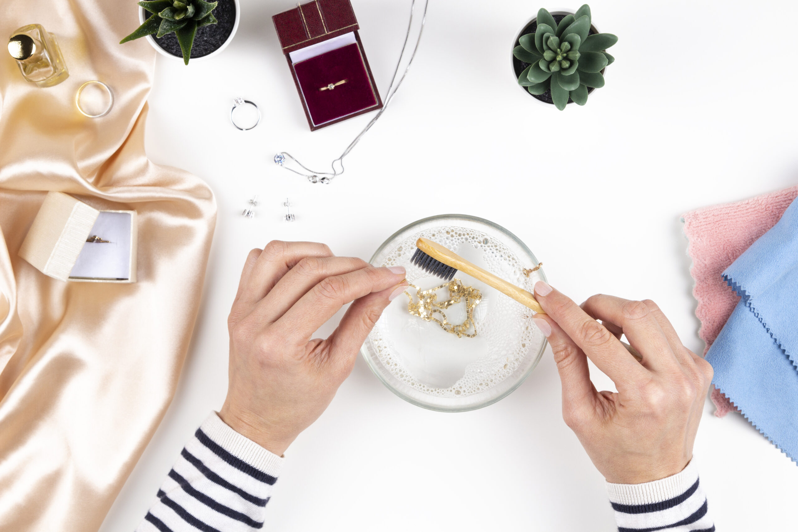 Aprende cómo limpiar el oro sin dañarlo con esta guía